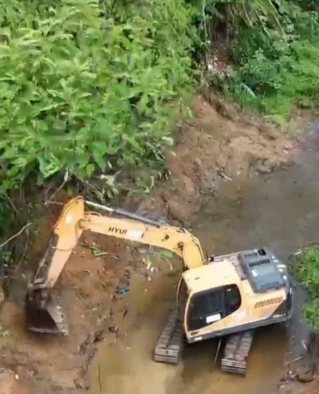 🚧 Limpeza do Rio Formate: ação preventiva em Cariacica